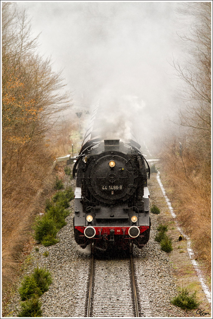 Im strmendem Regen rollt 44 1486 mit dem DGz 303 (Meiningen - Eisenach) in den Bahnhof Wernshausen ein.
12.04.2013