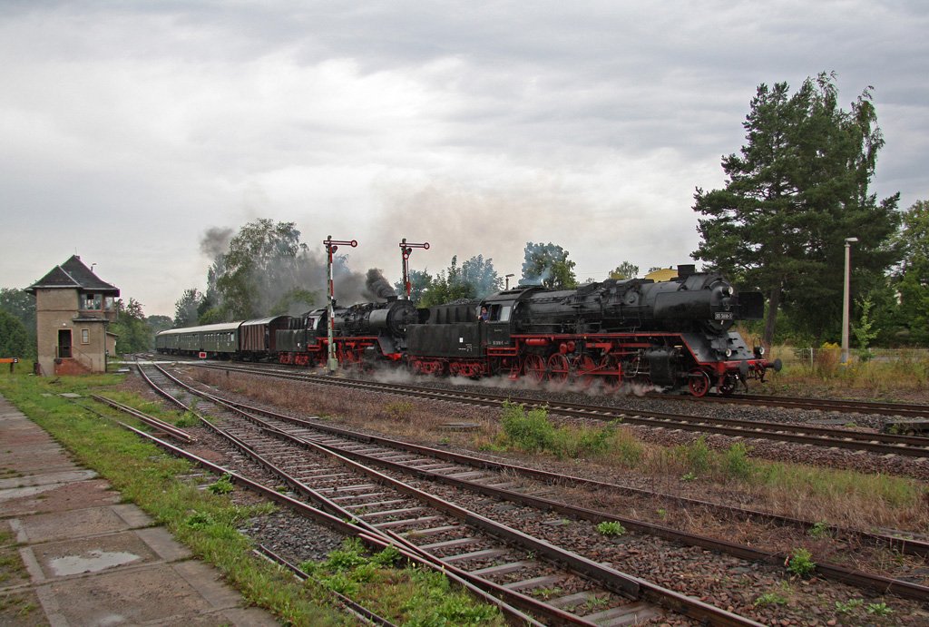 Im strmenden Regen durchfhrt der, von 50 3616-5 und 50 3708-0 gezogene, Heizhausexpress am 21.08.2009 den Bahnhof Deutschenbora in Richtung Meien.