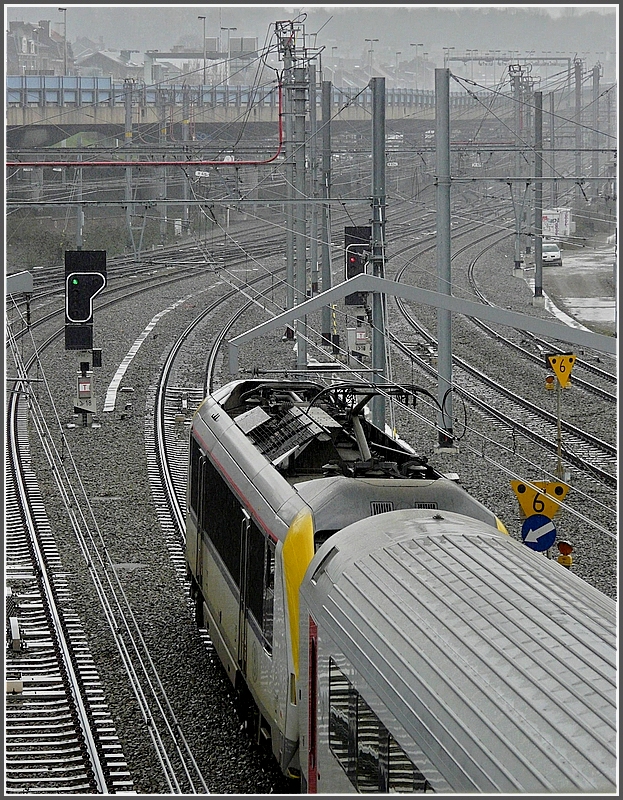 Im strmenden Regen verlsst die 1341 mit dem IC A Eupen-Oostende am 28.03.10 den Bahnhof Lige Guillemins. (Jeanny)