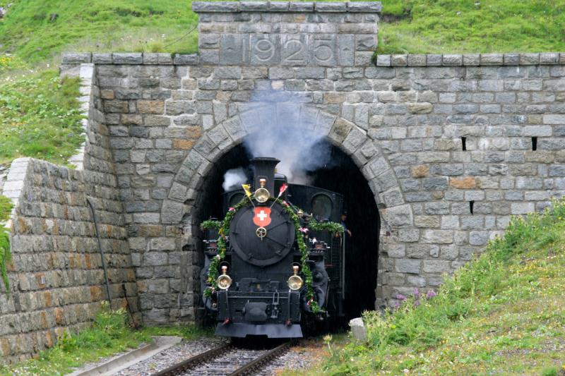 Im strmenden Regen verlsst DFB Nr.4 den Furkascheiteltunnel auf der walliser Seite; 14.08.2010