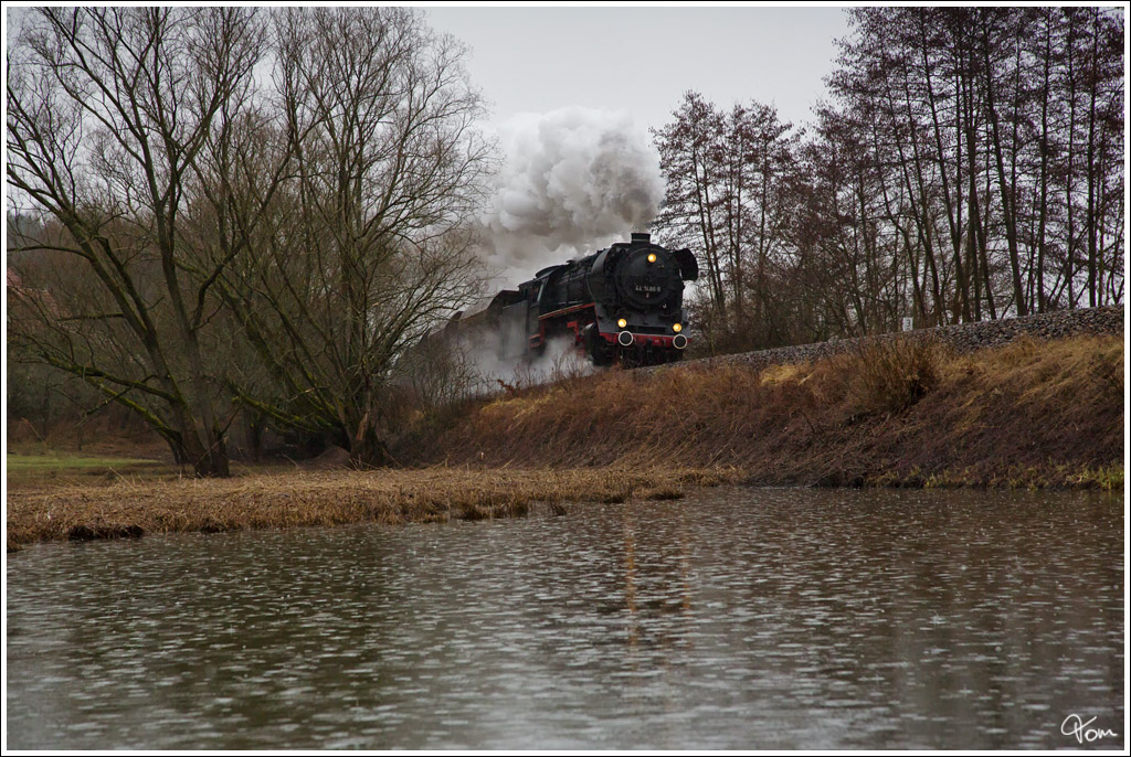 Im strmenden Regen, zieht 44 1486 mit dem DGz 300 (Bad Salzungen - Meiningen) an den Teichen nahe Immelborn vorbei.
12.04.2013