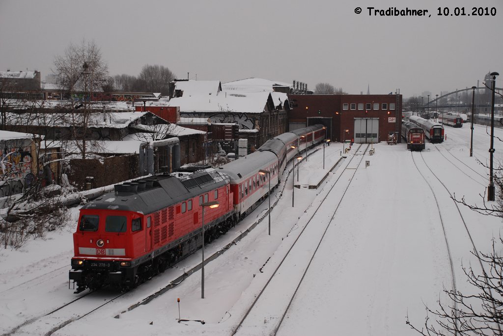 im Talgowerk am Berliner S-Bahnhof Warschauer Str. rangierte 234 278 grad einen Nachtzug in den Schuppen 