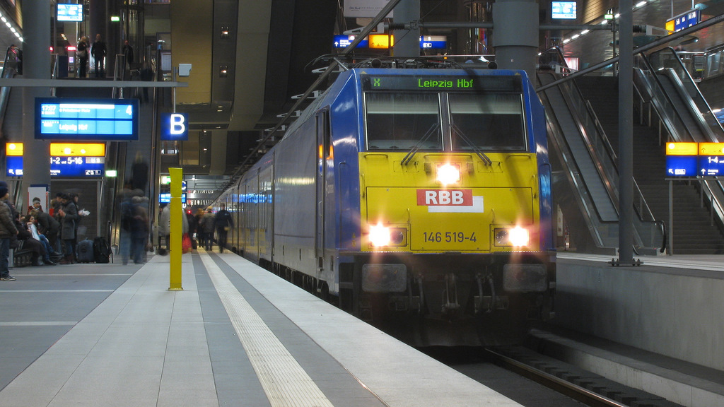 Im Tiefbahnhof ist es zwar immer dunkel, aber hier sollte mal wieder ein InterConnex auf den Chip. Am 12.11.2011 hatte 146 519-4 der RBB die Ehre den Zug zu ziehen. Auf Bilder vom nchsten Tag hier bei bb.de war sie schon wieder mit Kesselzgen unterwegs.
