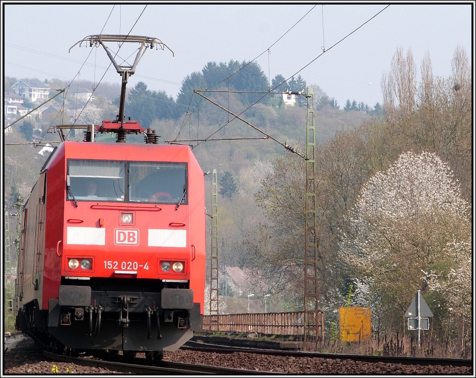 Im Tiefflug kommt sie daher.Die 152 020-4 mit Anhang und schwerer Gterfracht am Haken,unterwegs auf der rechten Rheinstrecke bei Erpel.Schnes Ausflugswetter 
im April 2013,da verweilte man gerne mal ein Weilchen auf der Bank neben der Strecke.
