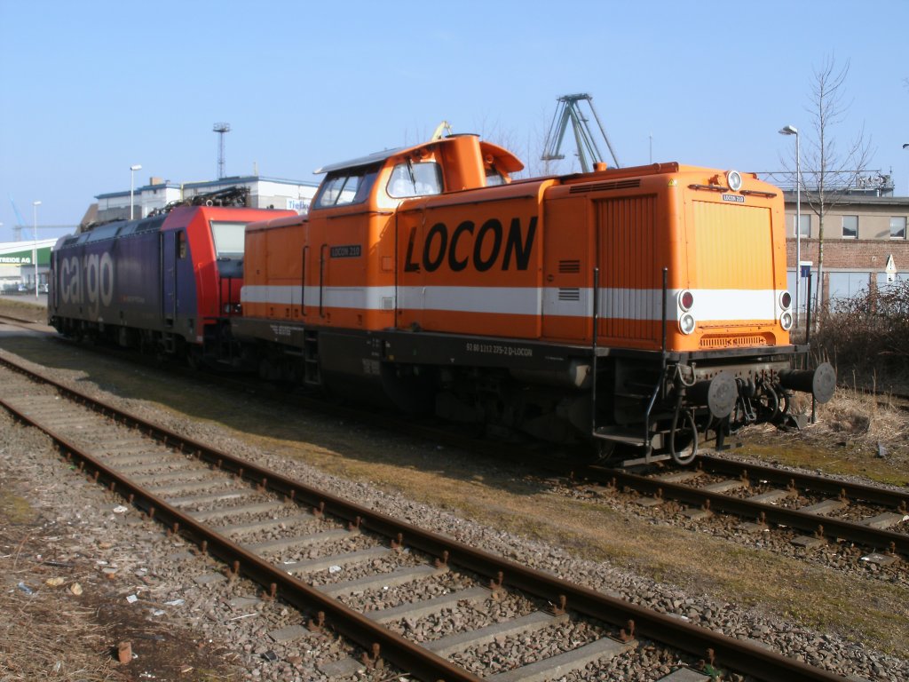 Im bergabebereich zum Stralsunder Nordhafen standen am 12.Mrz 2011:SBB-Cargo Re 482 040 und davor LOCON-210.