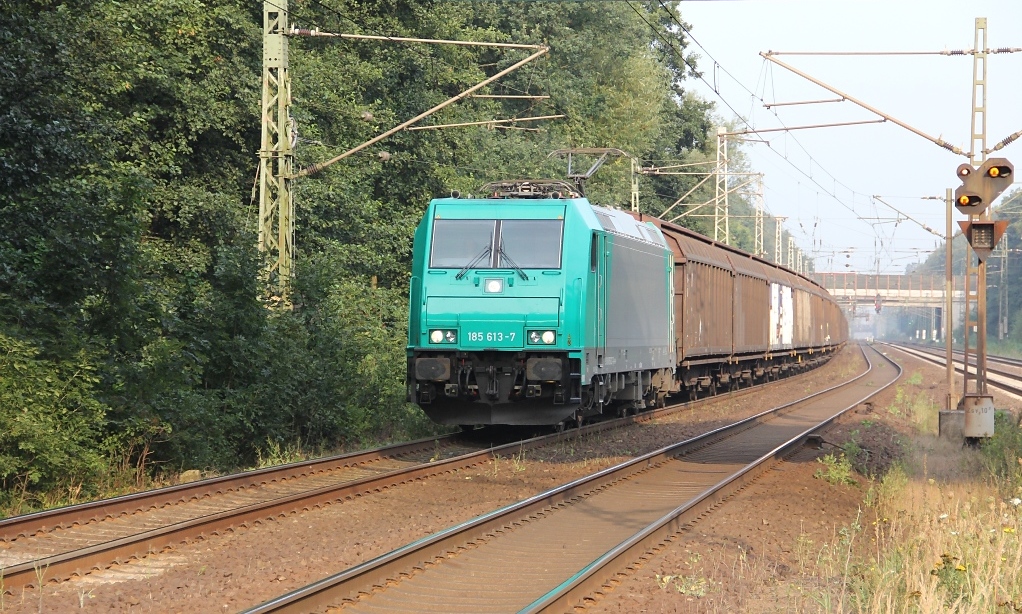 Im Urlaub ging es auch mal wieder nach Dedensen G�mmer. Kaum angekommen kam 185 613-7 mit einem langen H-Wagenzug in Richtung Seelze durchgeschossen. Aufgenommen am 24.08.2011 in Dedensen G�mmer.