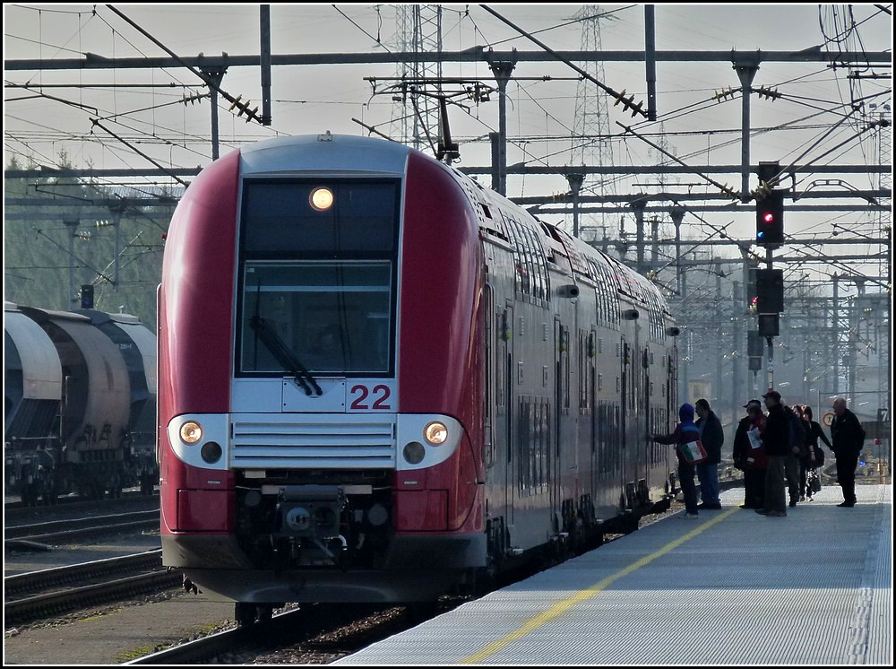 Im Vergleich zum vorherigen Bild, wrde man nicht vermuten, dass es sich um dieselbe BR handelt. Die Computermaus mit der lustigen Nummer 2222 steht am 08.02.2011 am provisorischen Bahnsteig in Ptange. (Jeanny)