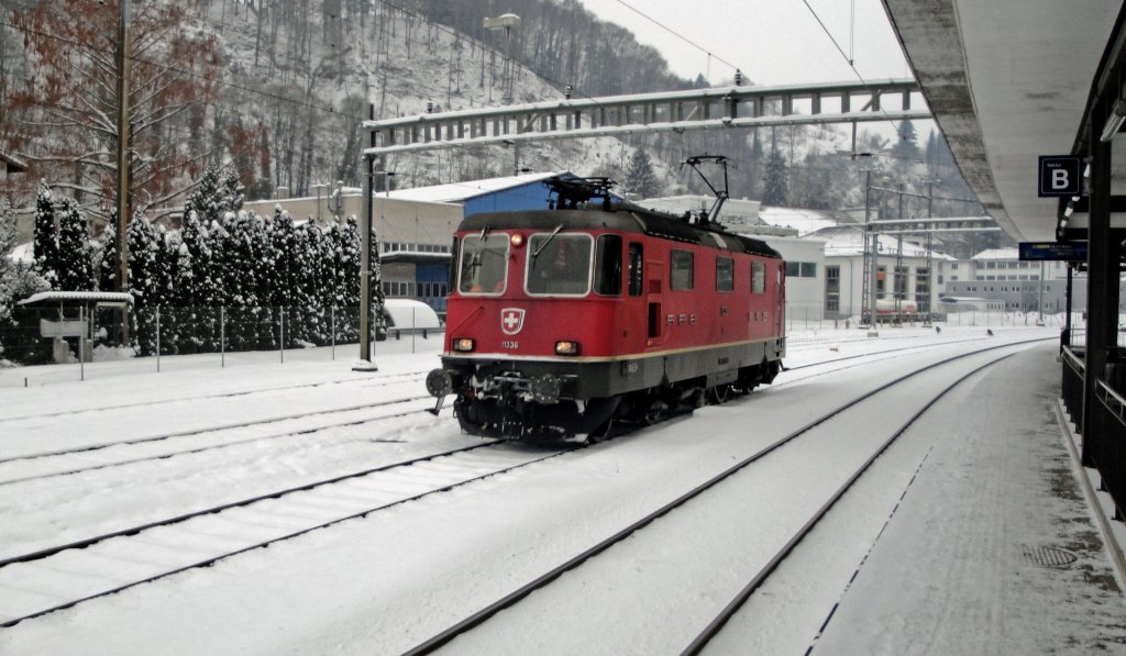 Im verschneiten Bahnhof Wolhusen wartet die Re 4/4  11336 am 12.02.10 auf die Weiterfahrt nach Schachen LU.