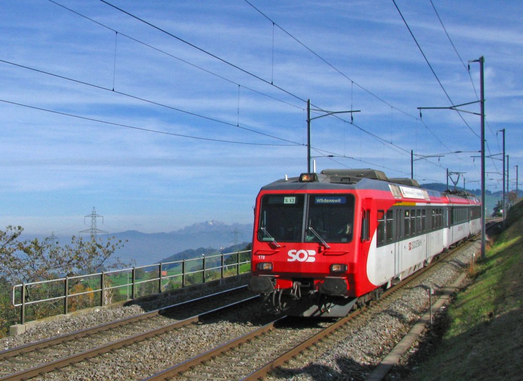 Im vier Zge umfassenden S13/S40-Umlauf der SOB war am 6.Oktober 2010 neben Flirts auch ein NPZ im Einsatz. Hier ist dieser Zug mit dem bremsenden RBDe 566 078 am Zugschluss als S13 19361 (Einsiedeln-Wdenswil) zwischen Schindellegi-Feusisberg und Samstagern unterwegs. 