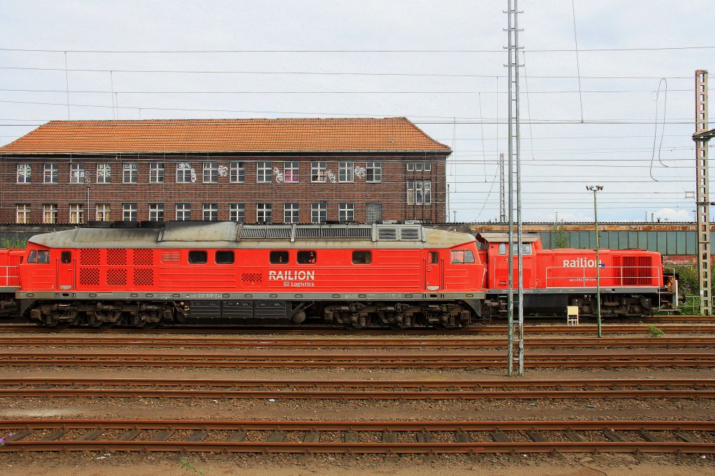 Im Vordergrund 232 909-2 von Railion, dahinter steht 294 798-4 auch von Railion stehen in Wanne-Eickel-HBF bei schönem Sonnenschein am 21.7.2012.