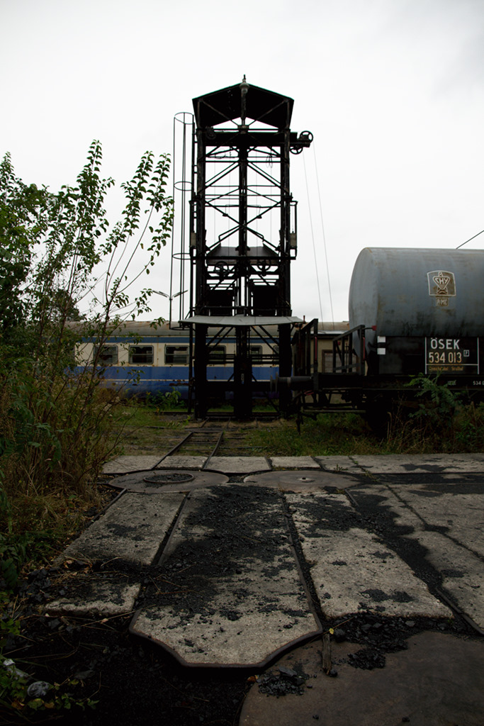 Im Vordergrund der Kohlenaufzug Bauart  Teudloff  im Heizhaus Strasshof. Dahinter ein abgestellter 5045er. (19.09.2011)
