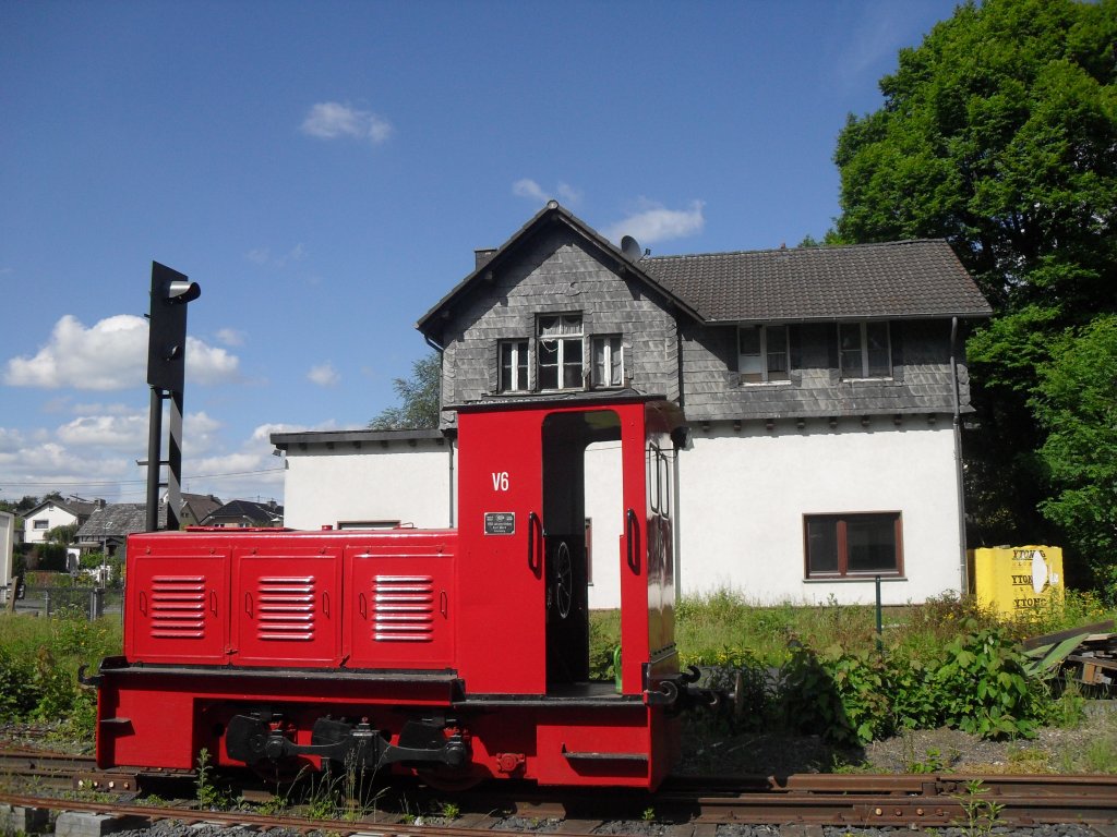 Im Vordergrund die V6;im Hintergrund das alte Bahnhofs-Gebude von Asbach der RSE(Brltalbahn).Diese Zene kann man im Museum Asbach jeden zweiten Sonntag im Monat miterleben.