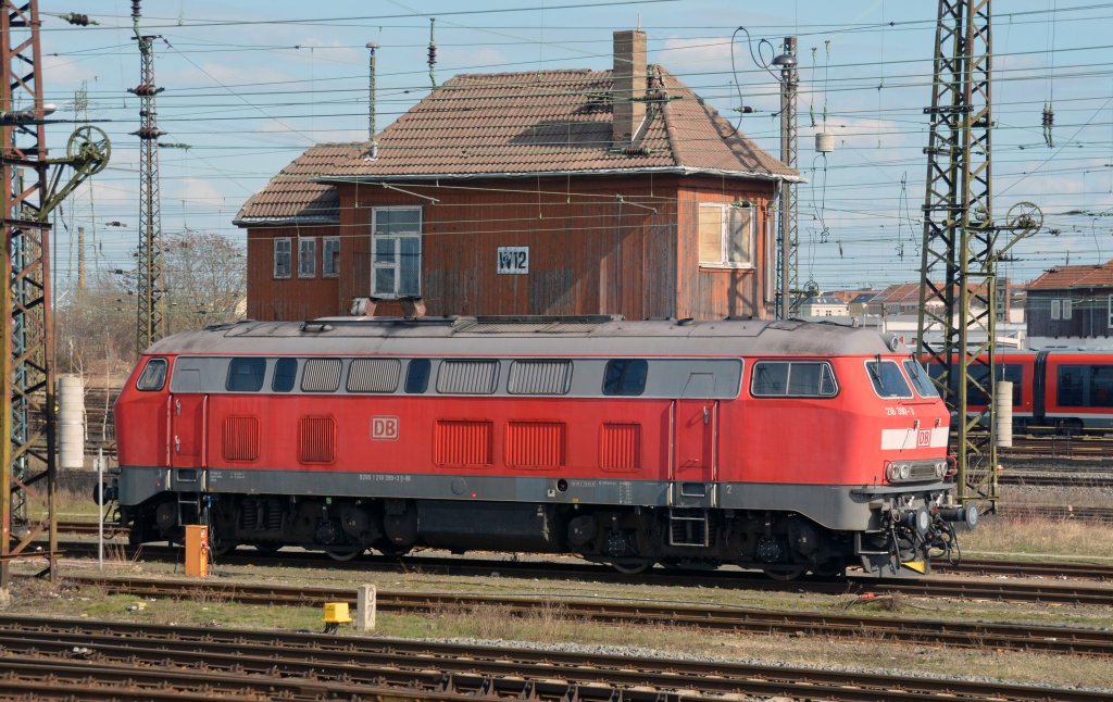 Im Vorfeld des Leipziger Hbf stand 218 390 am 14.04.13 abgestellt. Fotografiert aus dem fahrenden Zug heraus.