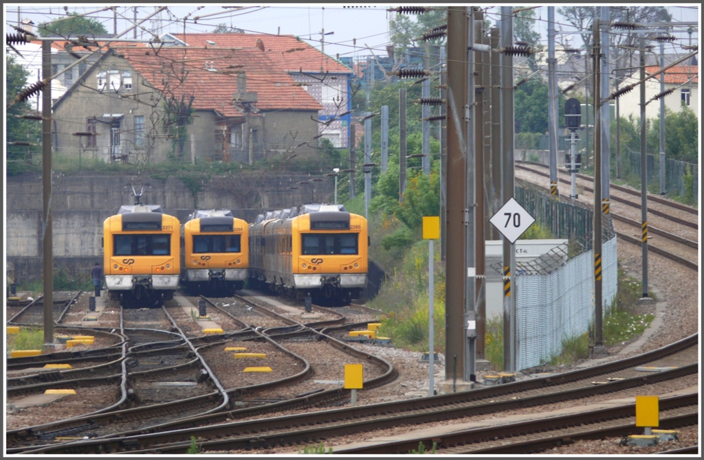 Im Vorortsbahnhof Contumil warten ein paar Triebzge der BR2200 auf ihren nchsten Einsatz whrend der Stosszeiten. (17.05.2011)