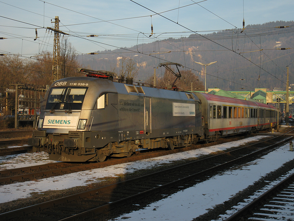 Im wahrlich letzten Licht hat sich die Siemens-Taurus noch in Bregenz bei der Abfahrt Blicken lassen. Kam mit dem EC 860 von Wien West nach Bregenz. (18.01.2012)