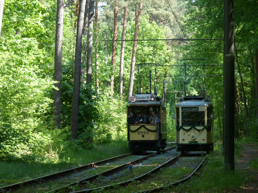 Im Wald in Rahnsdorf treffen sich die beiden historischen Fahrzeuge 2990 (Baujahr 1913) und der 1943 gebaute KSW Prototyp, Wagen Nr. 7 - Details unter http://www.woltersdorfer-strassenbahn.com/ws_hp/index_2.php?rub=1&s_rub=11&id=9&liste=2

19.5.2013, Woltersdorf