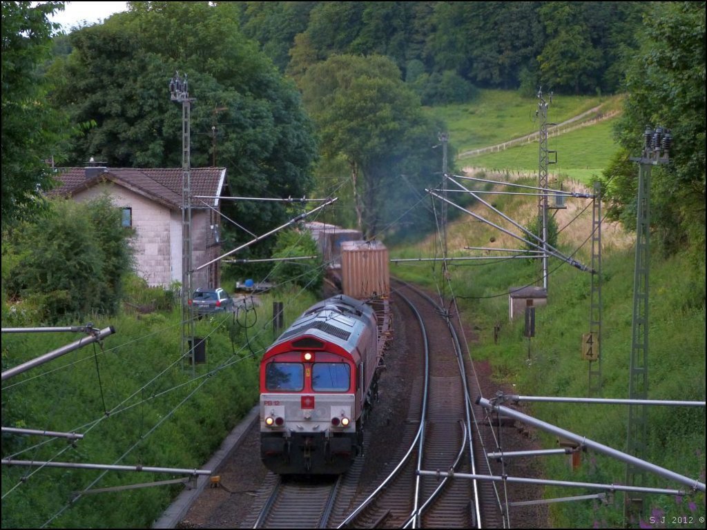 Im warmen Abendlicht zieht diese Crossrail Class 66  ihre Gterfracht die 
Steilrampe hinauf zum Gemmenicher Tunnel. Aufnahme vom Juli 2012 bei Reinhartzkehl
unweit von Aachen.