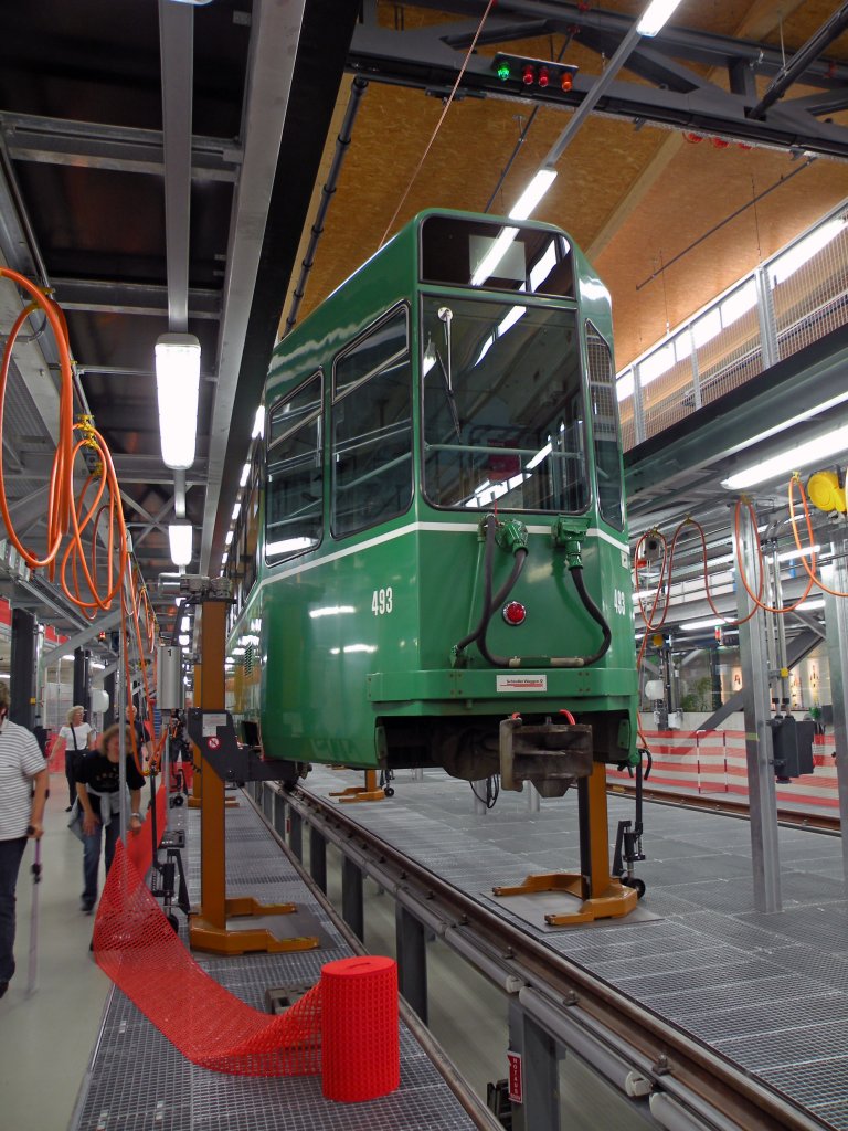 Im Wartungsteil der neuen Halle wurde der Be 4/4 493 angehoben und die beiden Drehgestelle wurden ausgebaut. Die Aufnahme stammt vom 17.06.2011.