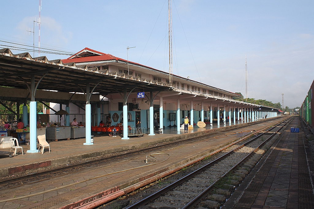 Im weichem Morgenlicht presendiert sich der Bf. Thung Song Junction am 26.Oktober 2010.

