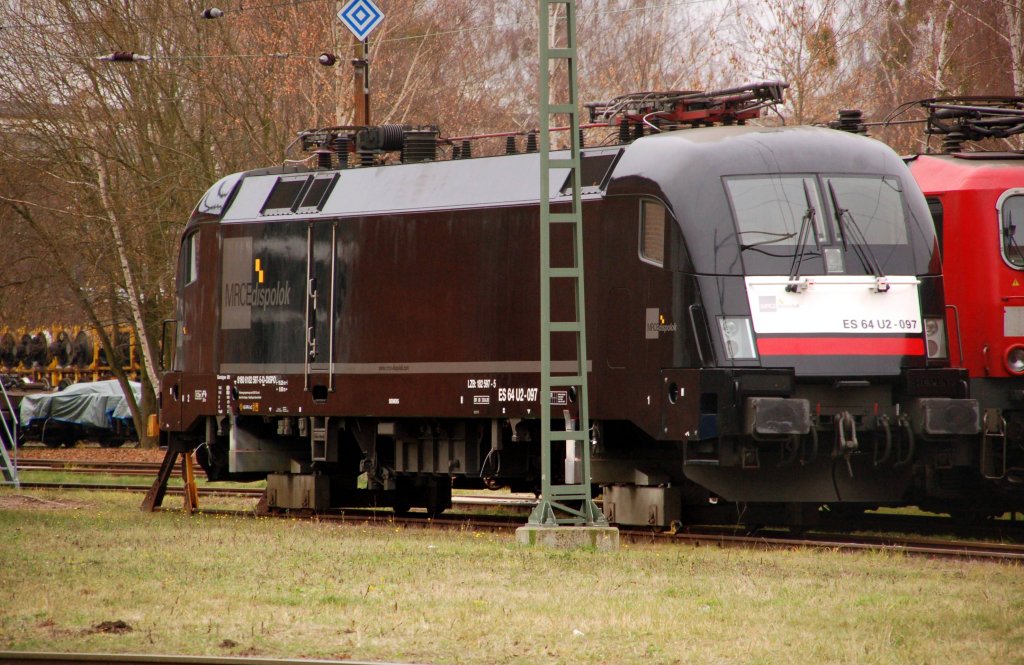 Im Werk Dessau stand am 22.11.09 ES 64 U2 - 097, ihre Radstze waren wohl auf der Drehbank. Durch den Zaum fotografiert.