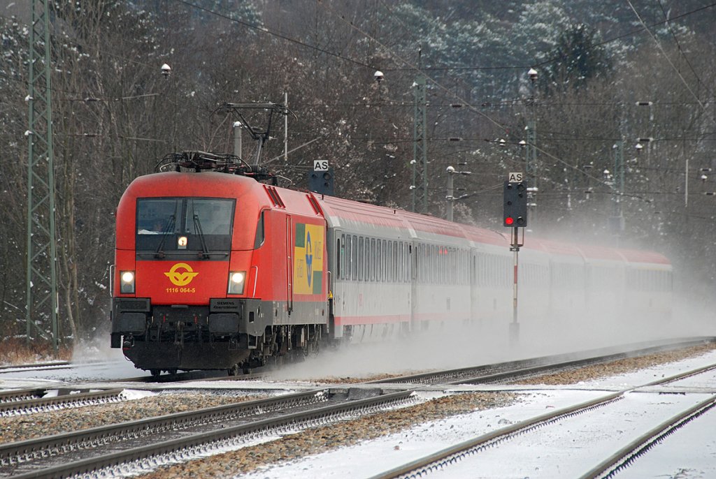 Im Wienerwald hat der Winter Einzug gehalten. GySEV 1116 064 mit IC 640 von Wien nach Salzburg, fotografisch festgehalten kurz vor Tullnerbach-Pressbaum am 18.12.2009.