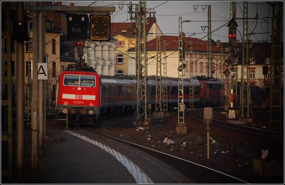 Im wilden Mastenwald: 111 223-4 und 111 227-5 verlassen im Doppelpack mit Pumas Frankfurt S�d Richtung W�rzburg. (Januar 2008)