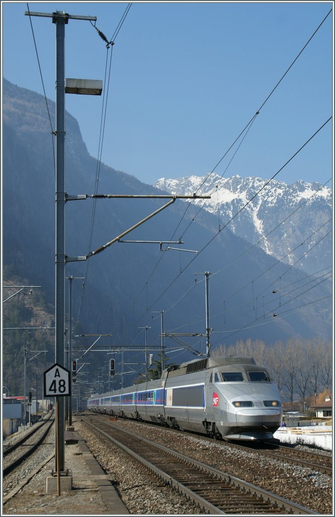 Im Winter an den Wochenenden verkehren einige TGV-Lyria Paris - Lausanne weiter Richtung Wallis um den Skifahrern ein Umsteigen zu ersparen. Hier erreicht er TGV 9261 am 3. Mail 2011 Martigny.