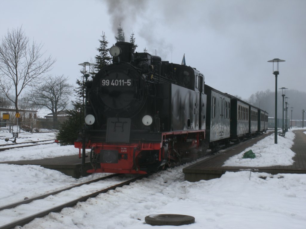 Im Winter kann man die Reisende in den Z�gen an einer Hand z�hlen,so kommt es auch vor das,das Zugpersonal die einzigen Leute im Zug sind.So auch am 16.Dezember 2012 als 99 4011 mit einem  Geisterzug  Putbus erreicht.Vorher hatte ich mich auch auf der anderen Seite vergewissert das kein Reisender ausgestiegen ist !
