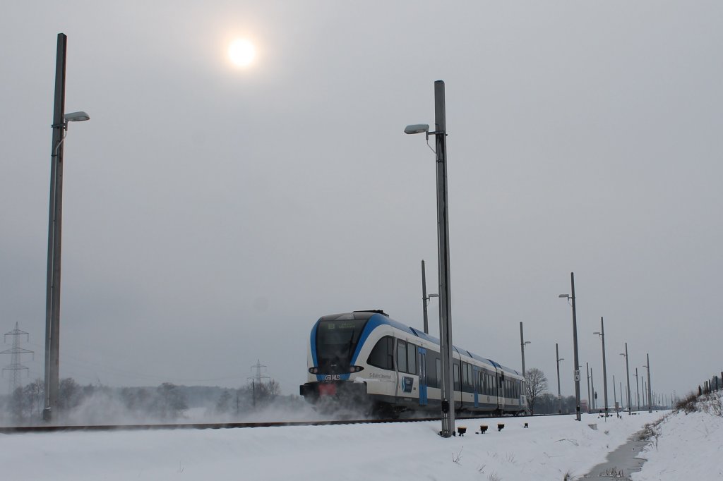 Im Winter sind zwei Dinge Rar : Sonne und grne Natur. 4373 gefhrt durch 5063.08 bei der Einfahrt in den Bahnhof Wettmansttten am Faschingsdienstag .12.02.2013