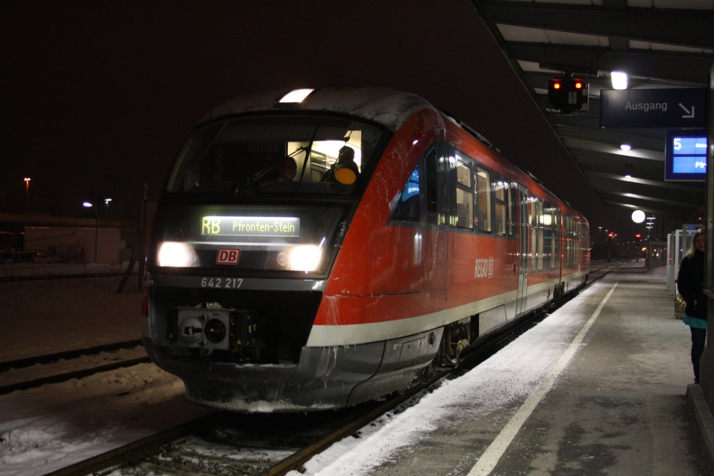 Im winterlichen Kempten (Allgu) wartete am 26.01.10 642 217 auf die Abfahrt. Gru an den netten Tf.