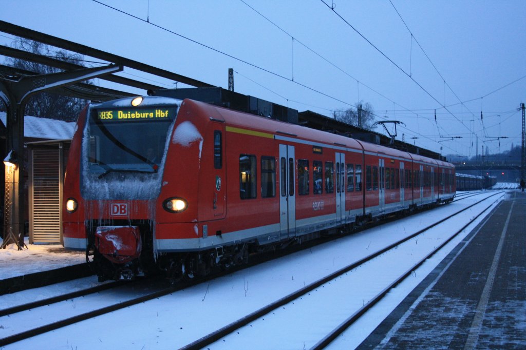 Im winterlichen Oberhausen - Sterkrade erwischte ich am 20.12.09 die wartende RB 425 588-2.