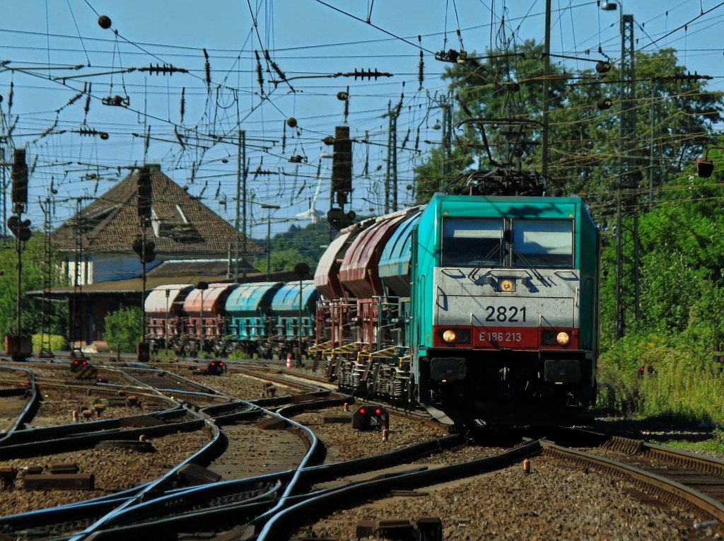 Im Zick-Zack Kurs schlngelt sich Cobra 186 213 (2821) am 18.08.2012 mit einem Kalkzug am Haken durch Aachen West um auf die Montzenroute Richtung Belgien zu gelangen.