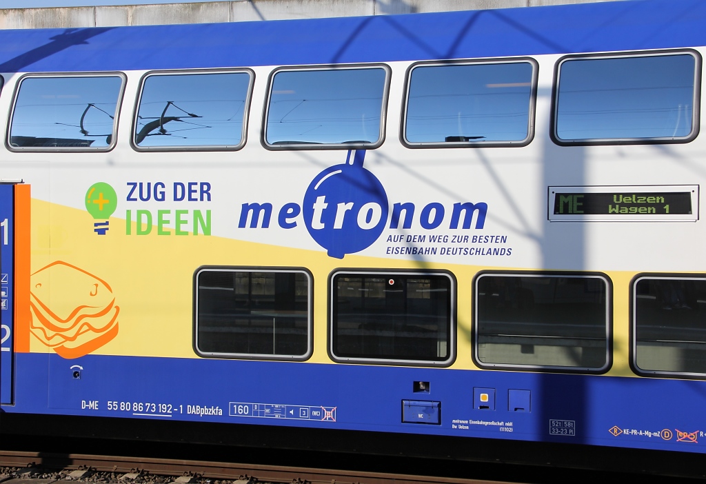 Im  Zug der Ideen  hat die Metronom Eisenbahngesellschaft einige nderungen vorgenommen, die auf Kunden-Anregungen basieren. Dieser Zug wurde im Sommer 2012 oft auf der Relation Gttingen - Hannover eingesetzt. Hier ein Teilausschnitt des aufflligen Auendesigns. Aufgenommen am 28.07.2012 in Hannover Hbf.