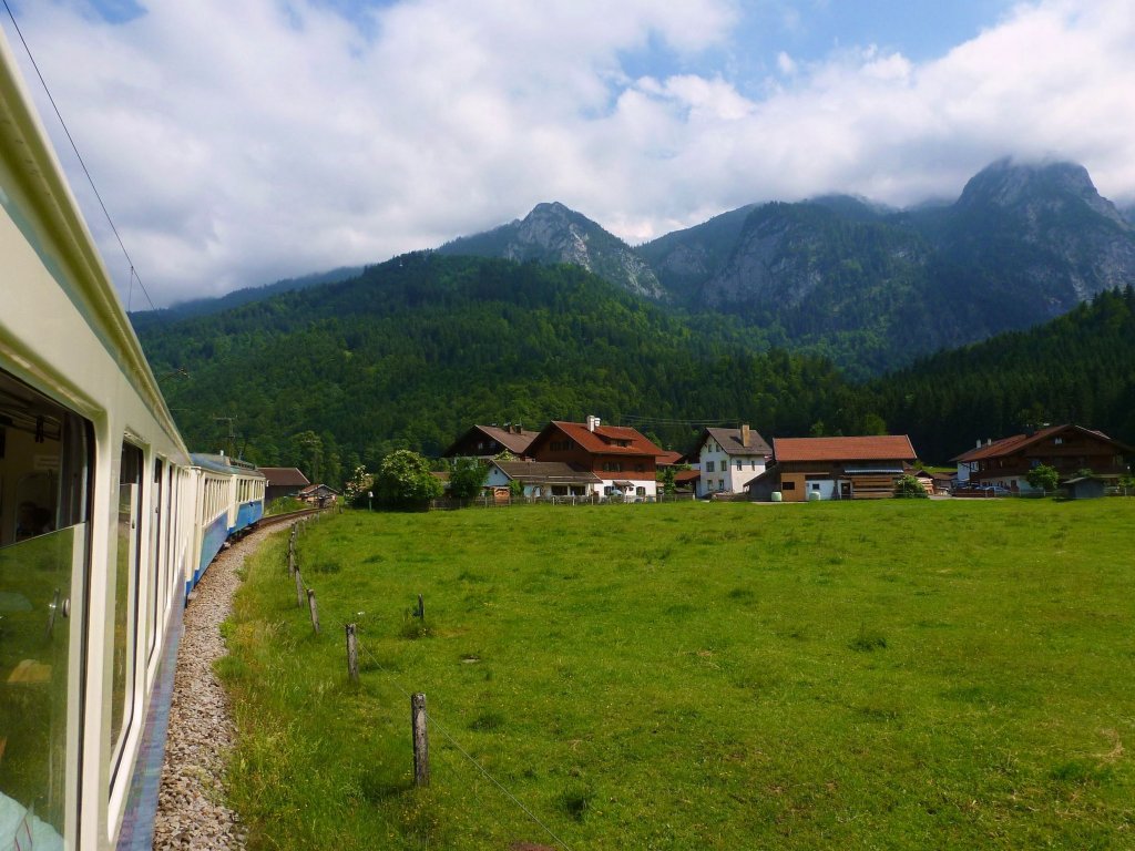 Im Zug mit dem Berner Oberland Bahn-Triebwagen 309 an der Spitze zwischen Grainau und Hammersbach, 17.Juni 2012.