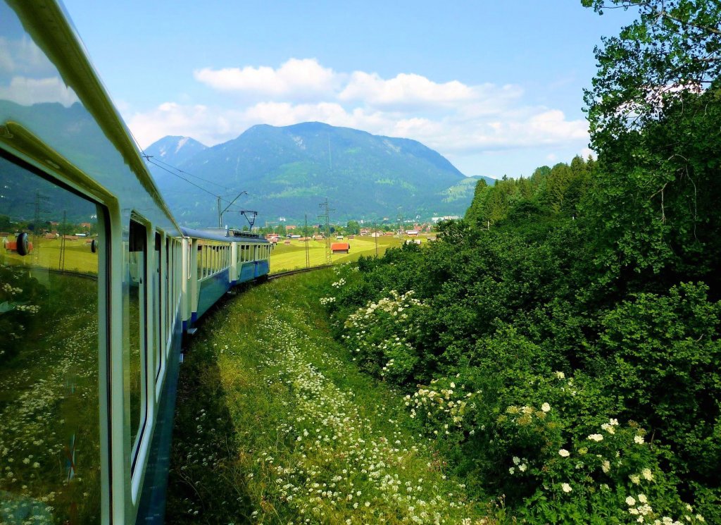 Im Zug mit dem Berner Oberland Bahn-Triebwagen 309 an der Spitze zwischen Kreuzeck und Hausberg, 17.Juni 2012.