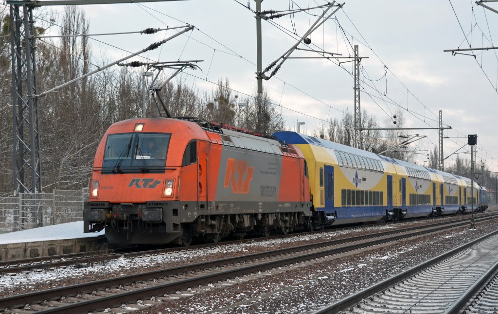 Im Zuge des ODEG-Ersatzverkehrs kam am 12.01.13 1216 901 der RTS zusammen mit 182 912 der MWB an der Doppelstockgarnitur des Metronoms zum Einsatz. Hier hat der Zug Ludwigsfelde erreicht und wird nach ca. 1 Stunde Aufenthalt wieder zurck nach Rathenow fahren.