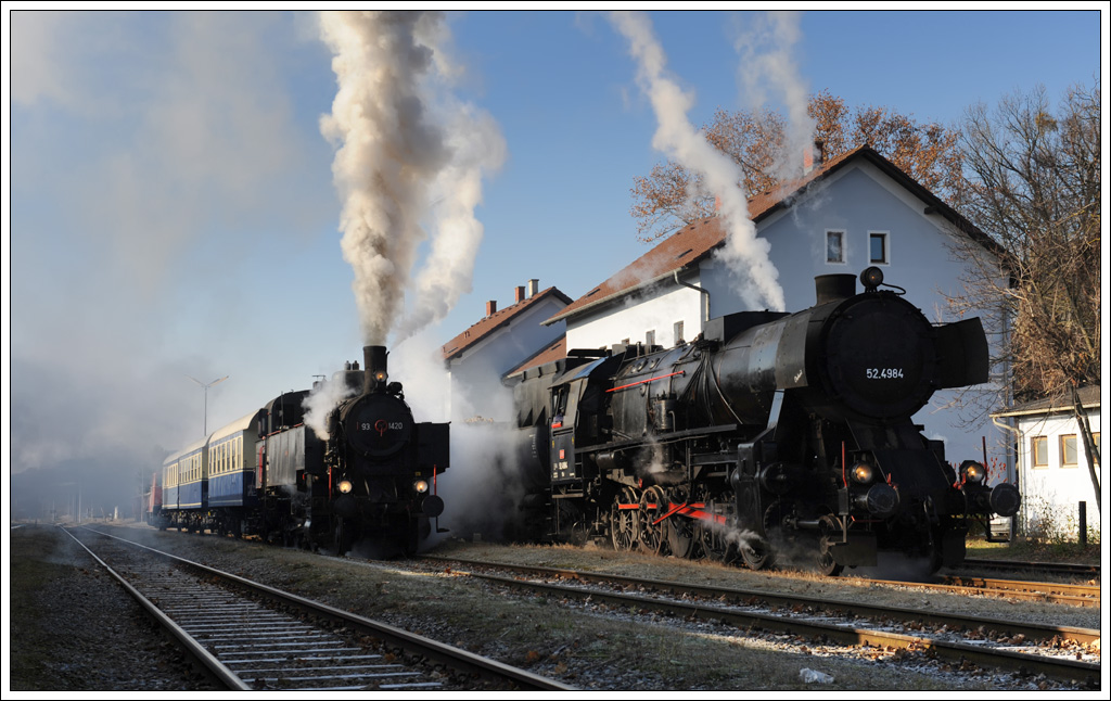 Im Zuge der Plandampfrbe 2012 konnte am 9.12.2012 auch diese Aufstellung in Mistelbach bildlich festgehalten werden. 93.1420 vom Verein Neue Landesbahn hat Aufstellung neben 52.4984 „Eberhard“ der VdEA genommen, welche sich bereits auf dem Rbenzug VG 74292 von Mistelbach nach Hohenau befindet.