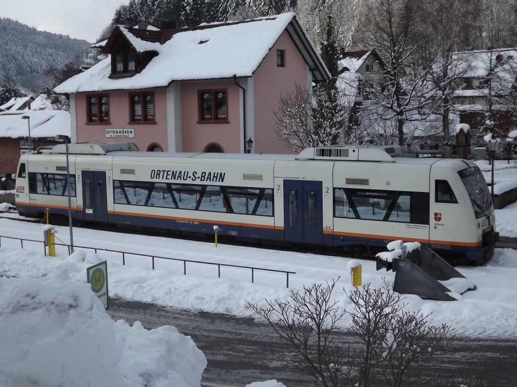 Im zugeschneiten Bahnhof Ottenhfen im Schwarzwald steht am 09.02.13 der Regioshuttle VT 525 der Ortenau-S-Bahn.