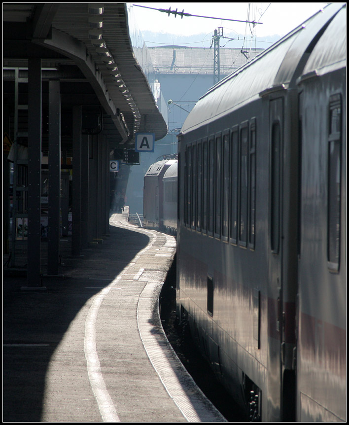 Immer an der Kante entlang - 

Einfahrt des IC 2013 (Magdeburg - Oberstdorf) auf Gleis 15 des Stuttgarter Hauptbahnhofes. 

22.02.2012 (M)