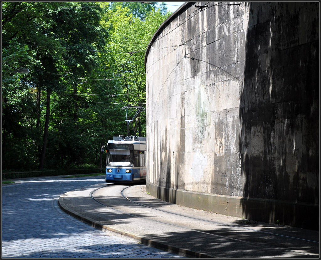 Immer an der Mauer entlang - 

Die Münchener Tram umrundet das Gelände des Maximilianeums, hier die Stadtauswärtsrichtung auf der Südseite. 

17.06.2012 (J)