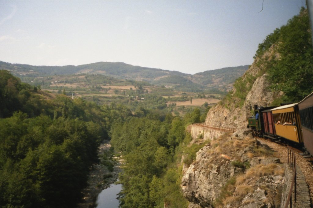 Immer an der Wand lang I: mit der Chemin de Fer du Vivarais (CFV) auf der zwischenzeitlich stillgelegten Strecke von Lamastre nach Tournon-sur-Rhne im Tal des Doux (25.09.2003)