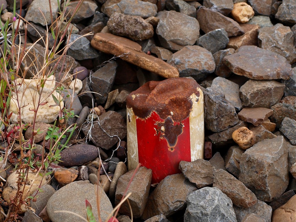 Immer auf die kleinen. Dieses Grenzzeichen (Ra 12) scheint schon einiges mitgemacht zu haben. Gesehen am 05.09.2009 in Aachen West.