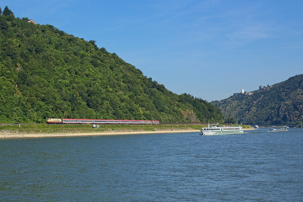 Immer ein Risiko ist es, von der einen Rheinseite auf die andere herüber zu fotografieren, so kann doch schnell mal ein Schiff im Weg sein. 103 235 mit dem IC 119 gewann jedoch am 22.7.2013 das Wettrennen und hat in Kürze Boppard-Hirzenach im Blick