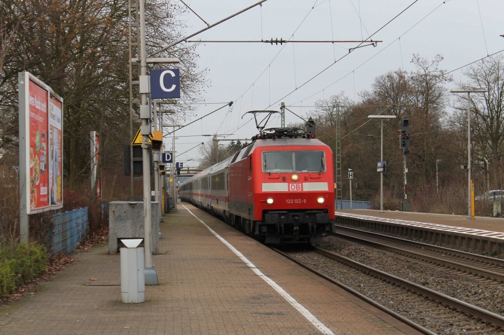 Immer fahrt eine 101 mit die EC Amsterdam-Berlin, aber am 28-12-2012 kam zum Glck eine 120 vorbei! 120 102-9 mit IC 145 Amsterdam CS-Berlin Ostbahnhof auf Bahnhof Ibbenbren am 28-12-2012.