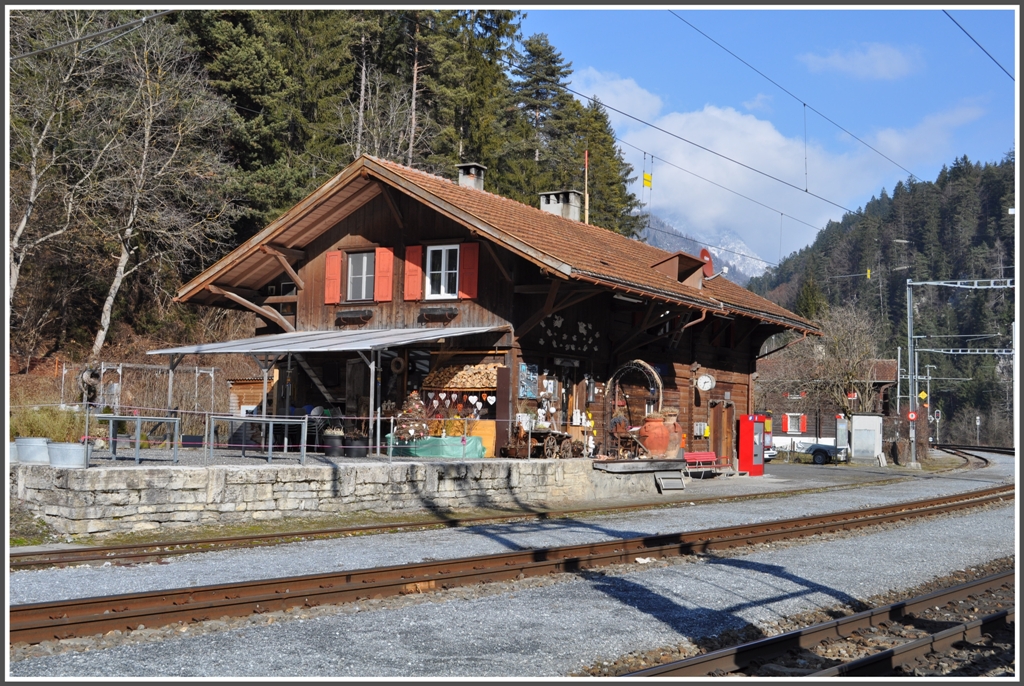 Immer fr eine Rast gut, die Besenbeiz im alten Schuppenteil des Bahnhofs Trin in der Rheinschlucht. (23.02.2011)