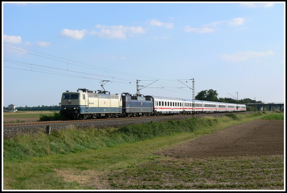 Immer fr eine berraschung gut war der IC 2159 Saarbrcken-Frankfurt, der mit planmig mit Doppeltraktion 181 lief. Schn, wenn dann gleich zwei nicht verkehrsrote Loks an dem Zug hngen, so wie die 181 211 und die 181 201 am 25.7.2007.