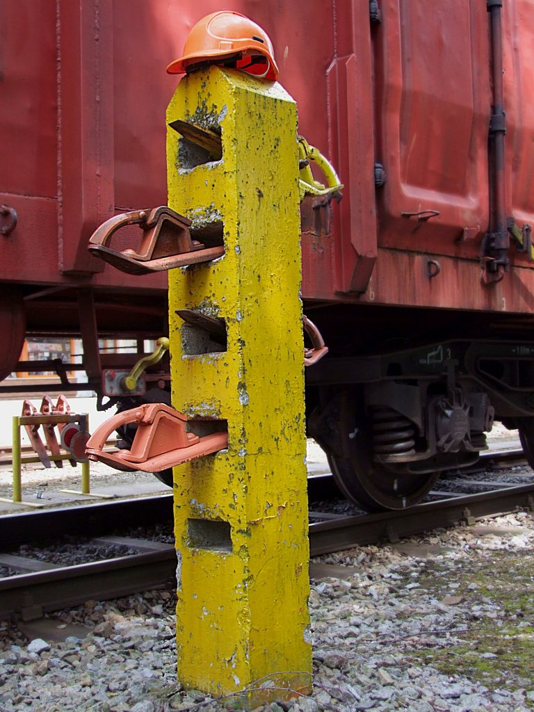  Immer Helm tragen!  Hemmschuhstnder mit Helm am Bhf. Ried i.I.;100522