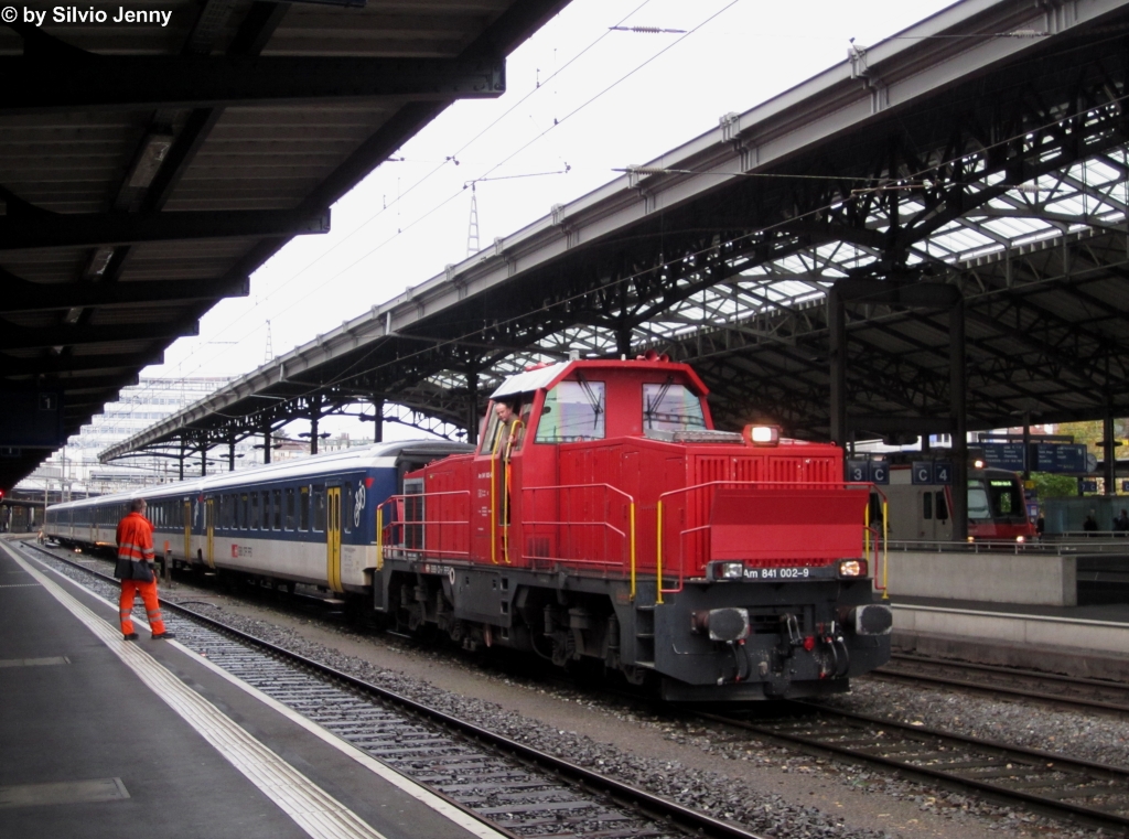 Immer mehr werden die EW1 klB durch neue oder umgebaute Fahrzeuge ersetzt. Die Am 841 002-9 bringt am 5.11.2012 sechs EW1-Wagen von Lausanne nach Lausanne-Triage.