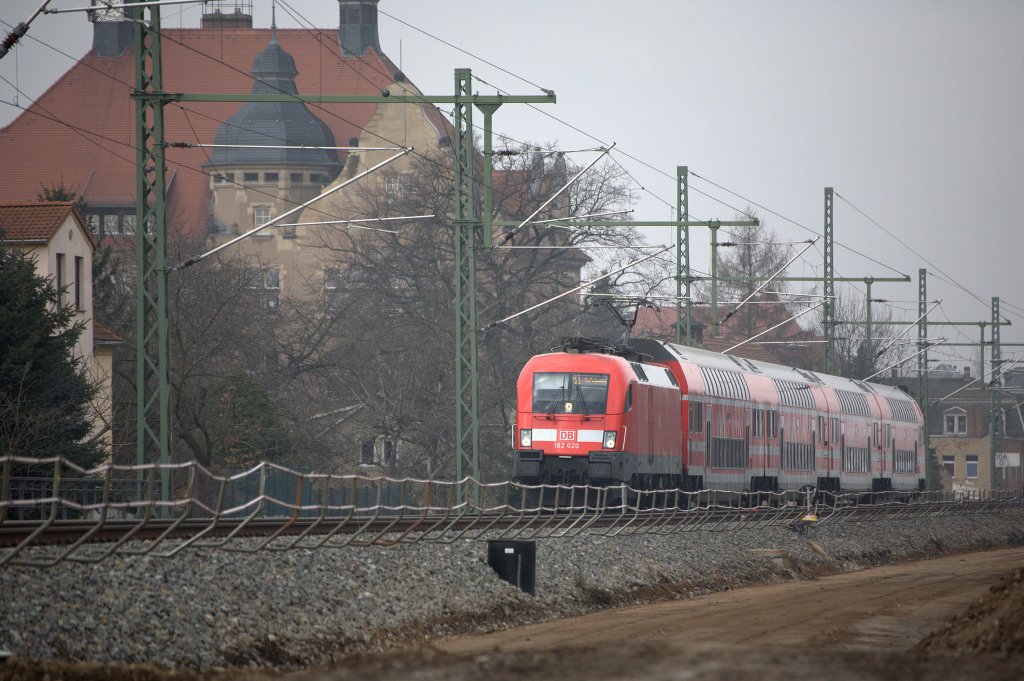 Immer noch auf  den Fernbahngleisen  unterwegs, die S1 Richtung Schna am 10.03.2013 gegen 10:35 Uhr.  182 020 ist die Zuglok.