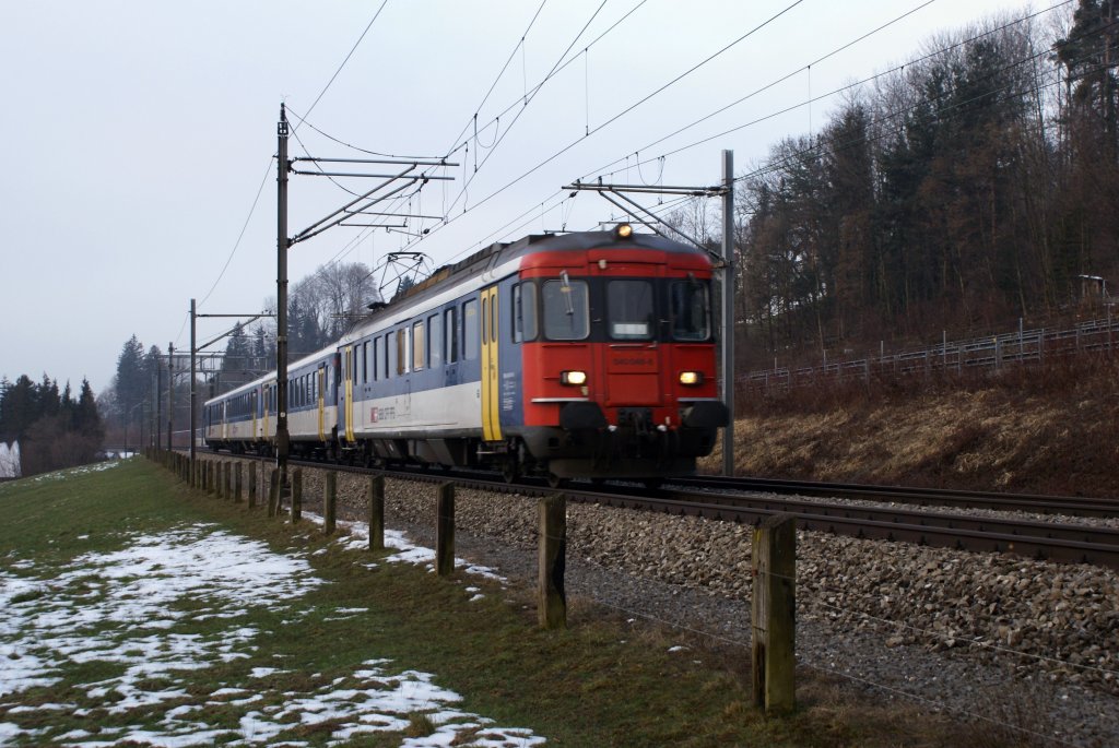 Immer noch ist auf der S 21 Zug-Thalwil ein kleiner RBe 540-Pendelzug unterwegs. Am 9.2.10 lsst der RBe 540 048-6 Baar hinter sich.